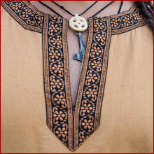 Lade das Bild in den Galerie-Viewer, Mittelaltertunika hellbraun Leonardo Carbone