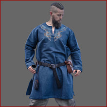 Lade das Bild in den Galerie-Viewer, Wikinger Tunika "Snorri" mit Urnes-Stil Handstickerei Graublau