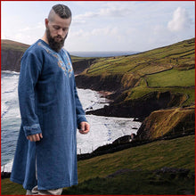 Lade das Bild in den Galerie-Viewer, Hochwertige Wikinger Tunika "Snorri" mit Urnes-Stil