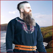 Lade das Bild in den Galerie-Viewer, Wikinger Tunika "Snorri" mit Urnes-Stil Handstickerei Schwarz-Rot