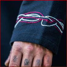 Lade das Bild in den Galerie-Viewer, Wikinger Tunika schwarz-rot "Snorri" - Handstickerei Urnes Stil