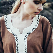 Lade das Bild in den Galerie-Viewer, Wikingerkleid mit Handstickerei in Farbe SAND