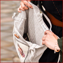 Lade das Bild in den Galerie-Viewer, Wikinger Umhängebeutel Stickerei Tora Leonardo Carbone