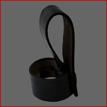 Lade das Bild in den Galerie-Viewer, Schwarzer Halter für Trinkhörner aus Leder