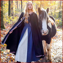 Lade das Bild in den Galerie-Viewer, Mittelalterumhang aus Wolle von Leonardo Carbone in Farbe SCHWARZ